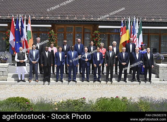 Family photo of the Heads of State with the Outraech guests. Federal Chancellor Olaf Scholz during the G7 summit at the family photo with the outreach guests