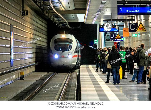 Ein ICE von Wiesbaden nach Dresden erreicht den Leipziger Tiefbahnhof. Schnellzuege sind nur sehr selten im Leipziger Citytunnel anzutreffen