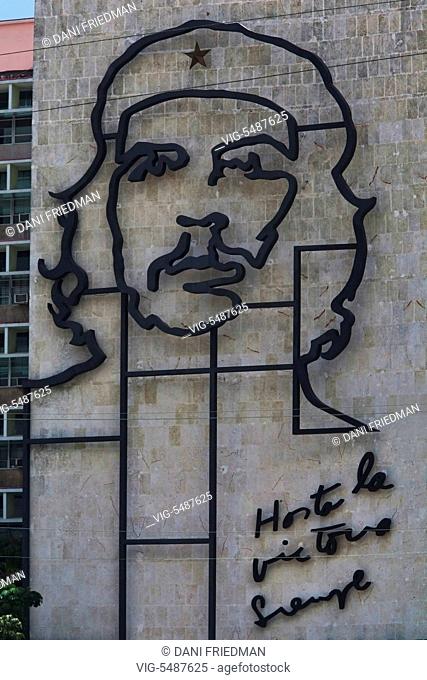 CUBA, HAVANA, 05.07.2009, Wall Sculpture memorial showing Ernesto 'Che' GUEVARA with the inscription 'Hasta La Victoria Siempre' on a windowless wall of the...