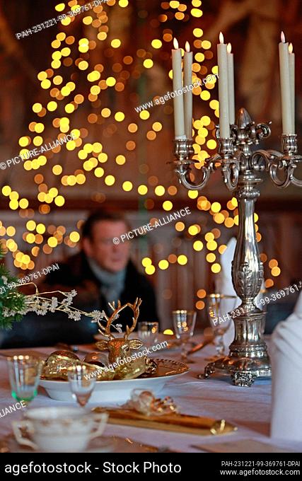 20 December 2023, Saxony-Anhalt, Wernigerode: View of the Christmas table decorations in the banqueting hall of Wernigerode Castle