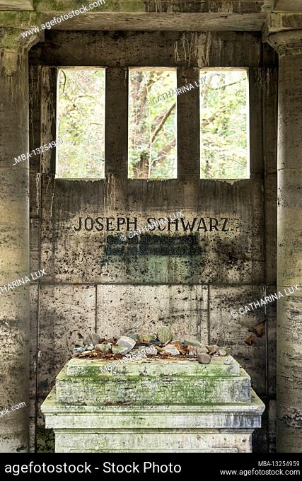Berlin, Jewish cemetery Berlin Weissensee, mausoleum, Doric temple made of travertine