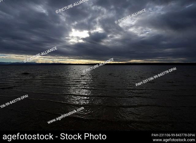 06 November 2023, Bavaria, Herrsching: The sun shines through a gap in the clouds onto the Ammersee. Photo: Karl-Josef Hildenbrand/dpa