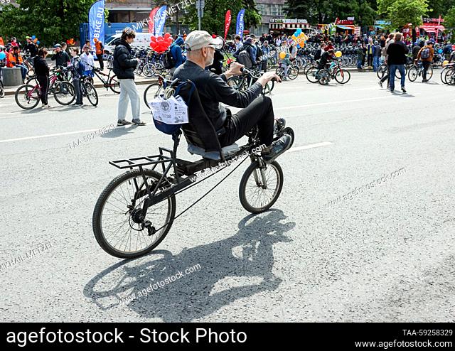 RUSSIA, MOSCOW - MAY 21, 2023: A man takes part in a spring bicycle festiva on the Garden Ring. Mikhail Metzel/TASS