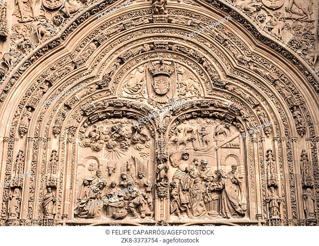Salamanca, España - August 18, 2019: Detail of the main cover of the cathedral called the ""portada de ramos"", sculptural group of the Entrance of Jesus in...