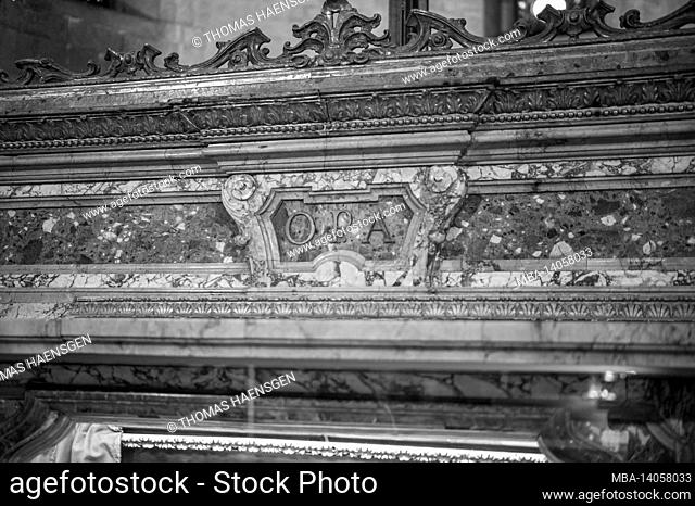 san michele, lucca, italy. the altar with a 12c crucifix and the corpse of san davino, an 11c armenian pilgrim who is said to have miraculous powers