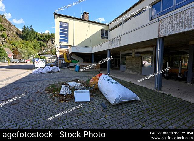 30 September 2022, Rhineland-Palatinate, Altenburg: Drying equipment stands on the outside walls of the Realschule plus in Altenburg