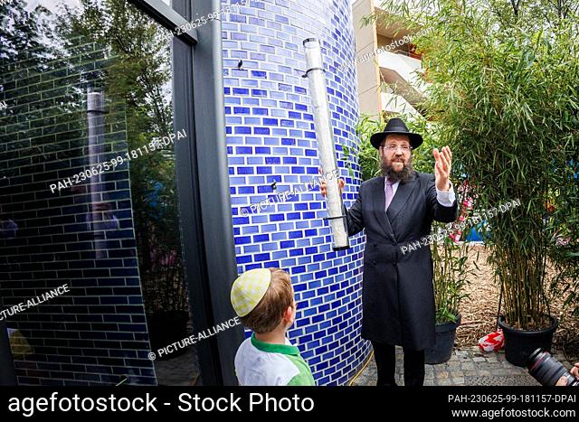 25 June 2023, Berlin: Rabbi Yehuda Teichtal holds a mezuzah (scripture capsule) during the opening tour of the Pears Jewish Campus (PJC)