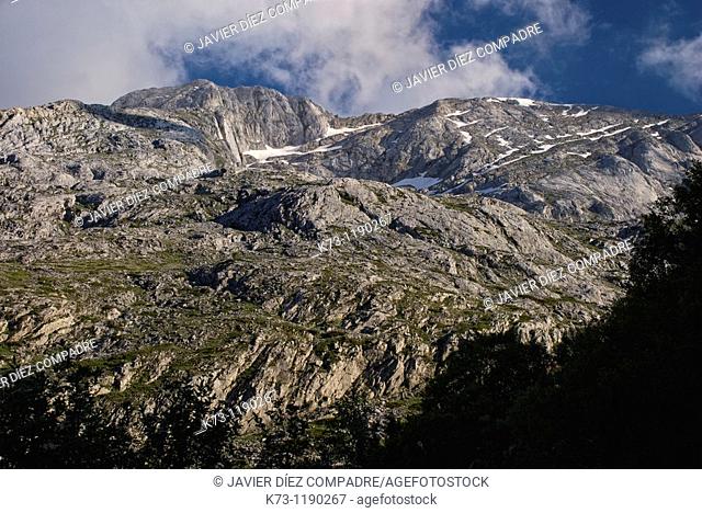 Espigüete Peak  Fuentes Carrionas y Fuente Cobre-Montaña Palentina Natural Park. Palencia province, Castilla y Leon, Spain