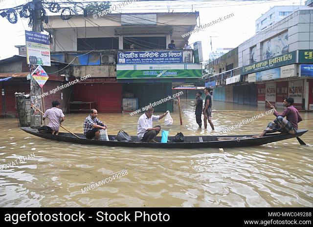 Sylhet, Bangladesh. 20th June 2022. People traveling in a raft during floods. The worst flooding in nearly 20 years has ravaged parts of Bangladesh