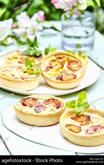 Egg and bacon tartlets with tomatoes