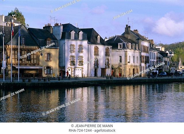 Waterfront and port area of Saint Goustan St. Goustan, town of Auray, Golfe du Morbihan Gulf of Morbihan, Brittany, France, Europe