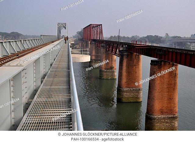 Old and new railway bridge in Ghorashal near Narsingdi on 09.01.2015 - Bangladesh | usage worldwide. - Ghorashal/Dhaka/Bangladesh