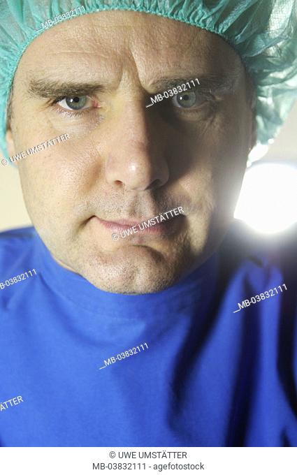 OP-Arzt, gaze camera, portrait,  truncated,   Series, surgeon, doctor, man, 30-40 years, doctors, seriously, OP-Kleidung, beauty surgeon, OP-Saal, surgery