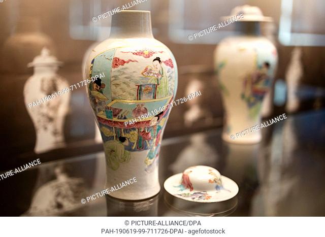 19 June 2019, Thuringia, Gotha: Lid vases are displayed in a showcase during a presentation of the repurchased East Asian porcelains and ceramics from the Gotha...