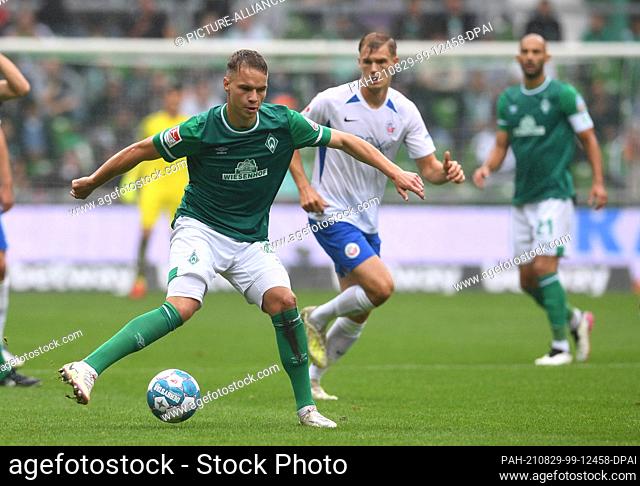 29 August 2021, Bremen: Football: 2nd Bundesliga, Werder Bremen - Hansa Rostock, Matchday 5. Werder's Romano Schmidt on the ball