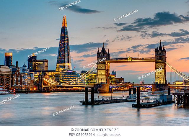 Die Tower Bridge in London nach Sonnenuntergang mit dem Wolkenkratzer The Shard im Hintergrund