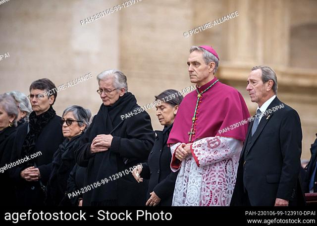 05 January 2023, Vatican, Vatikanstadt: Georg Gänswein (2nd from right), longtime private secretary to Pope Benedict XVI
