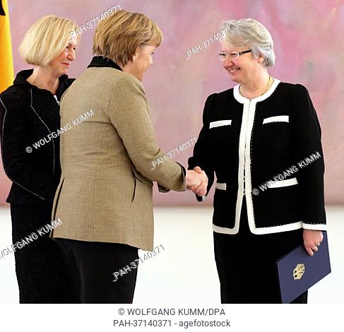 WRONG PHOTOGRAPHER - German Chancellor Angela Merkel (C) shakes hands with outgoing minister Annette Schavan (R) next to new Education Minister Johanna Wanka...