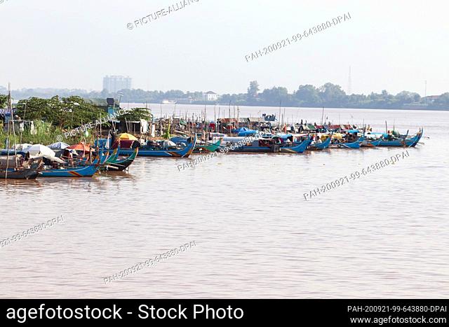 05 September 2020, Cambodia, Phnom Penh: Fishing boats lie ashore on the Chroy Changvar Peninsula, at the confluence of the Mekong and Tonle Sap rivers
