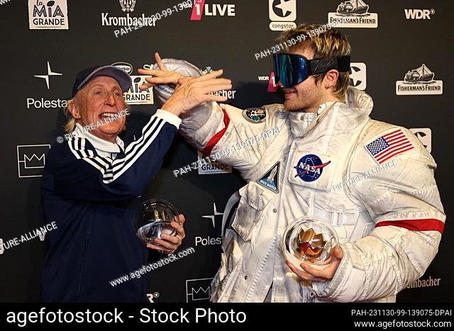30 November 2023, North Rhine-Westphalia, Bielefeld: Otto Waalkes and Ski Aggu (r) stand with the prizes after the ""1Live Krone"" awards ceremony in the...