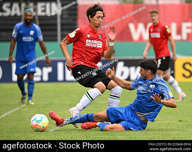 31 July 2022, Rhineland-Palatinate, Mainz: Soccer, DFB-Pokal, TSV Schott Mainz - Hannover 96, 1st round, Stadion am Bruchweg: Mainz's Etienne Portmann (r) and...