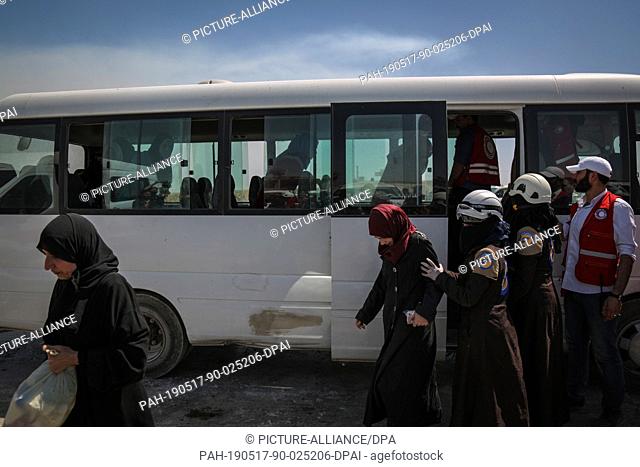 17 May 2019, Syria, Al-Ais: Syrian women disembark from a bus during a prisoner exchange between forces loyal to Syrian President Bashar Al-Assad and rebels of...