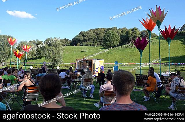 PRODUCTION - 02 September 2023, Bavaria, Munich: Visitors enjoy the music at the ""Superbloom"" festival in Munich. In addition to several music scenes