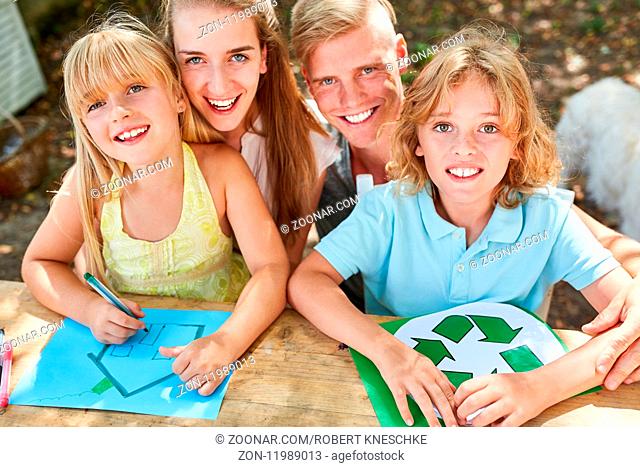 Glückliche Familie und Kinder malen Öko Recycling Logo und Eigenheim