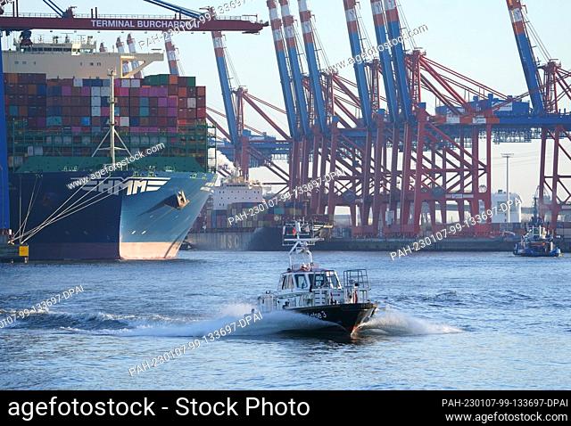 PRODUCTION - 03 January 2023, Hamburg: Container ships are loaded and unloaded at Container Terminal Burchardkai (l) and Eurogate Container Terminal (rear r) in...