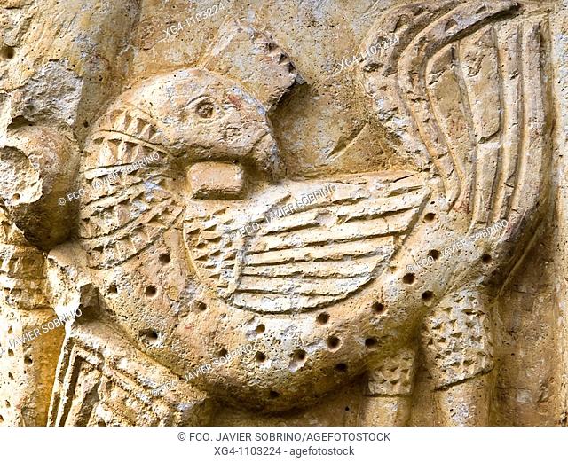 Detalle de un capitel de estilo románico representando dos aves enfrentadas en la portada de estilo románico de la iglesia de San Pedro - Condado - Valle de...