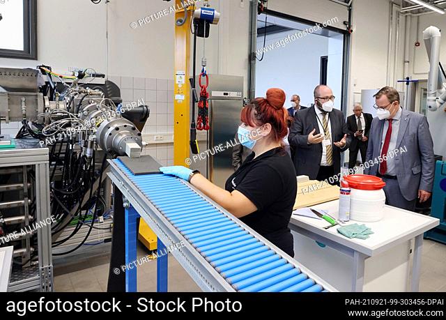 16 September 2021, Thuringia, Hermsdorf: Bodo Ramelow (Die Linke)(r), Thuringia's Minister President, looks at the production of alumina honeycombs at the...