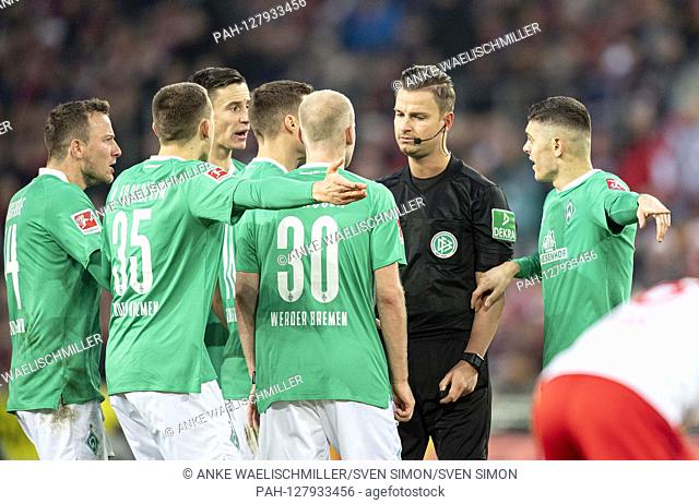 HB's players at referee Daniel SCHLAGER, left to right Philipp BARGFREDE (HB), Maximilian EGGESTEIN (HB), Marco FRIEDL (HB), Davy KLAASSEN (HB)