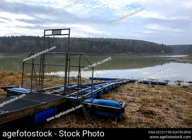 PRODUCTION - 15 December 2023, Bavaria, Stadtlauringen: A boat ramp only leads to dry land. All the water had to be drained from Lake Ellertshausen at the end...