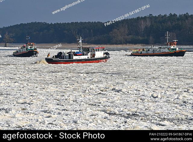 18 February 2021, Brandenburg, Schwedt: A German (M) and two Polish icebreakers navigate on the German-Polish border river Oder