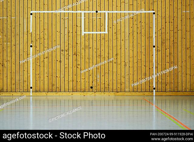 24 July 2020, Baden-Wuerttemberg, Kronau: Handball, Bundesliga, Rhine-Neckar Lions, press conference. The outlines of a handball goal on a wall of the training...