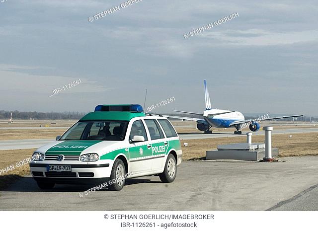 Emergency vehicle of the German federal police in front of a Boeing 777-222 from United Airlines at Munich Airport, Munich, Bavaria, Germany, Europe