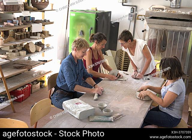 Atelier d'initiation anime par la ceramiste-sculpteur Dominique Coenen, Centre de ceramique contemporaine, Village de La Borne, departement du Cher