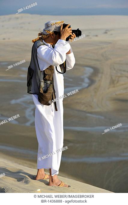 Photographer with photo vest, Arab, in front of Khor Al Udeid Beach, Khor El Deid, Inland Sea, desert miracle of Qatar, Emirate of Qatar, Persian Gulf