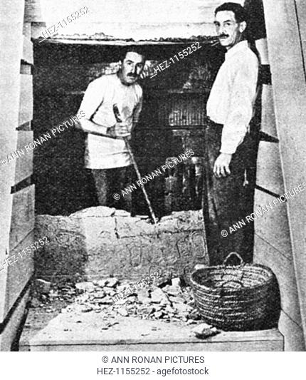 Howard Carter at the entrance to Tutankhamun's tomb, Luxor, Egypt, 1922-1923. The discovery of Tutankhamun's tomb in the Valley of the Kings in 1922 by British...