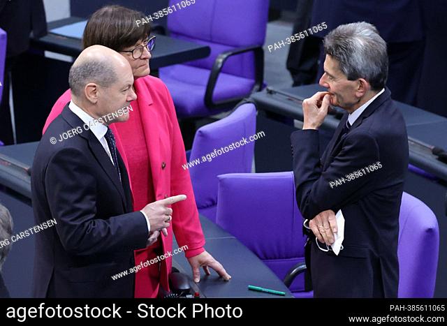 Chancellor Olaf Scholz, SPD, with SPD party leader Saskia Esken and SPD parliamentary group leader Rolf Muetzenich in the plenary session of the German...