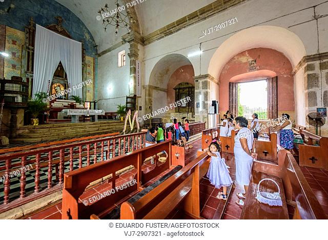 Women & childrens praying in the church of the convent of Mama, Yucatan (Mexico)