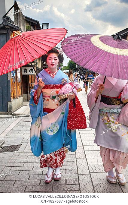 Geisha and 'maiko' geisha apprentice in Hanamikoji dori street Geisha's distric of Gion Kyoto  Kansai, Japan
