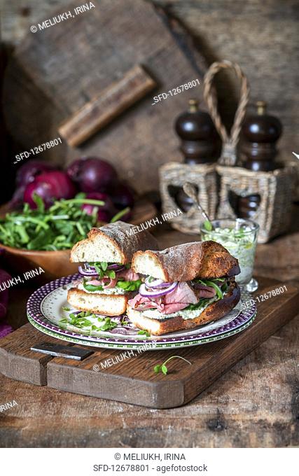 Roastbeef sandwich with red onion
