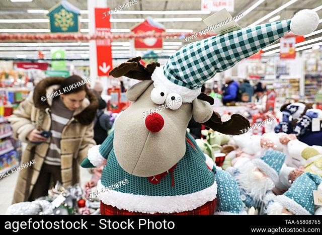 RUSSIA, NOVOSIBIRSK - DECEMBER 16, 2023: Christmas decorations are on sale in an Auchan hypermarket. Kirill Kukhmar/TASS