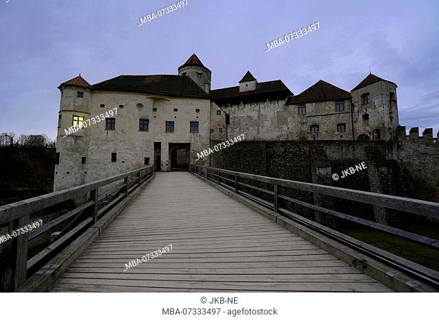 Germany, Bavaria, Upper Bavaria, Burghausen, castle, castle yard, wooden bridge, in the evening