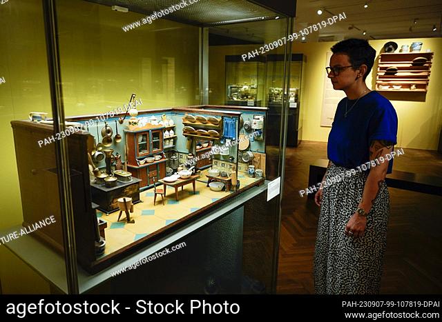 07 September 2023, Baden-Württemberg, Mannheim: A two-housed doll's kitchen is on display at the Reiss-Engelhorn-Museen Mannheim in the special exhibition...