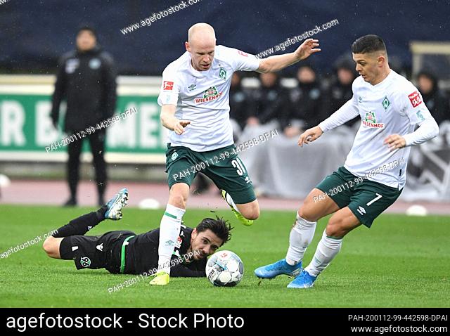 12 January 2020, Bremen: Football: Test match, Werder Bremen - Hannover 96, Weser Stadium, 11th place Werders Milot Rashica (r) and Davy Klaassen (M) fought...