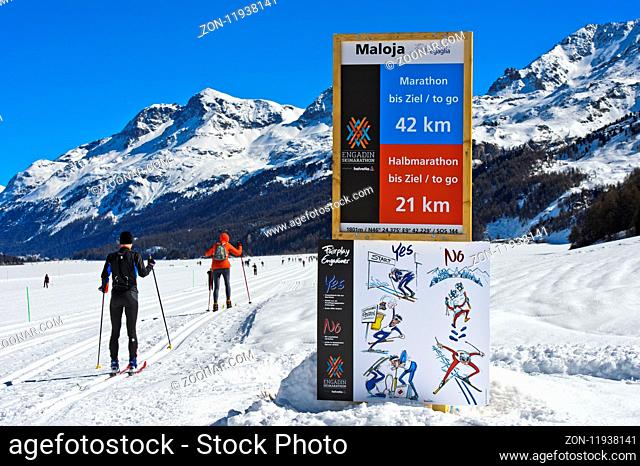 Schild mit Distanzangabe und Fair-Play-Regeln am Engadin Skimarathon, Maloja, Engadin, Graubünden, Schweiz / Signpost indicating distance to finish and...