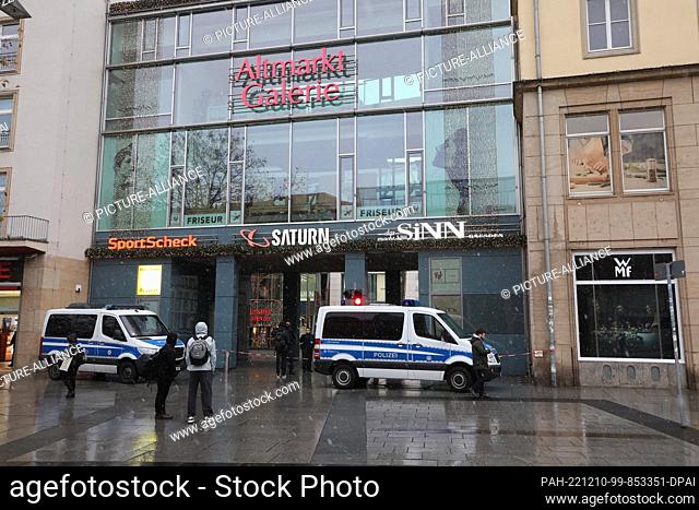 07 December 2022, Saxony, Dresden: The area around the Altmarkt Galerie is cordoned off by police after a hostage situation. Photo: Bodo Schackow/dpa