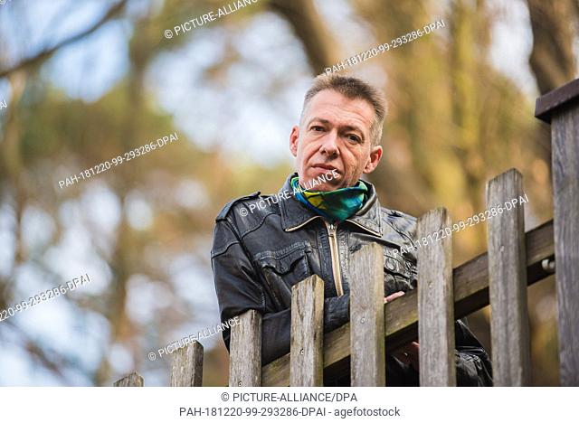 18 December 2018, Bavaria, Unterhaid: The brother of the hitchhiker Sophia, Andreas Lösche, who was killed in June 2018, leans against a fence in the historic...